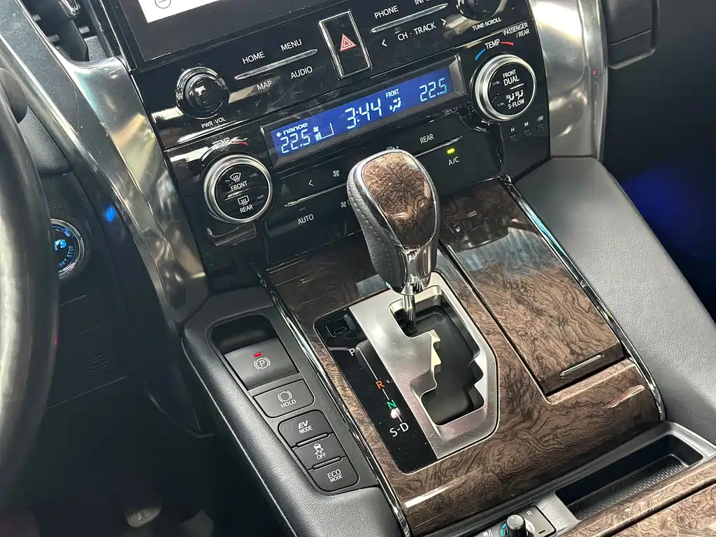 Toyota Vellfire 2022 — фото 13