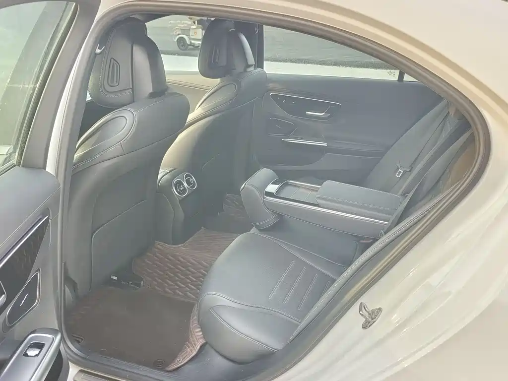Mercedes-Benz C-Class 2023 — фото 11