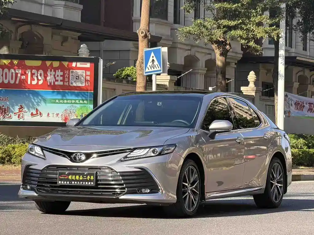 Toyota Camry 2023 — фото 1