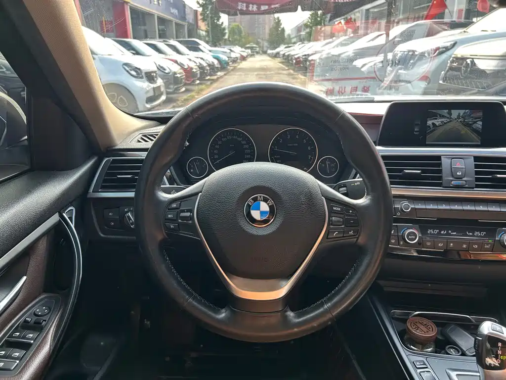 BMW 3 Series 2018 — фото 11