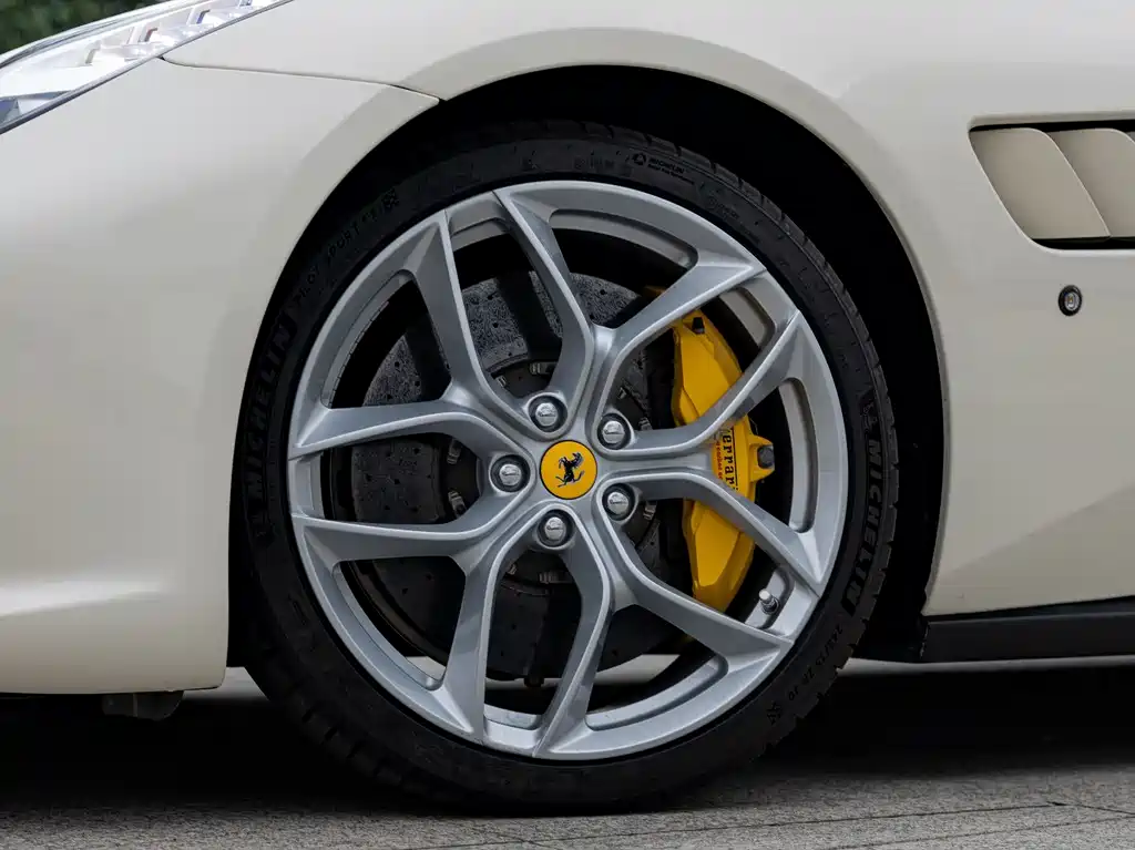 Ferrari GTC4Lusso 2017 — фото 8
