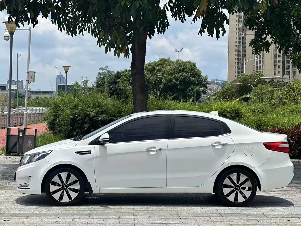 Kia K2 2014 — фото 14