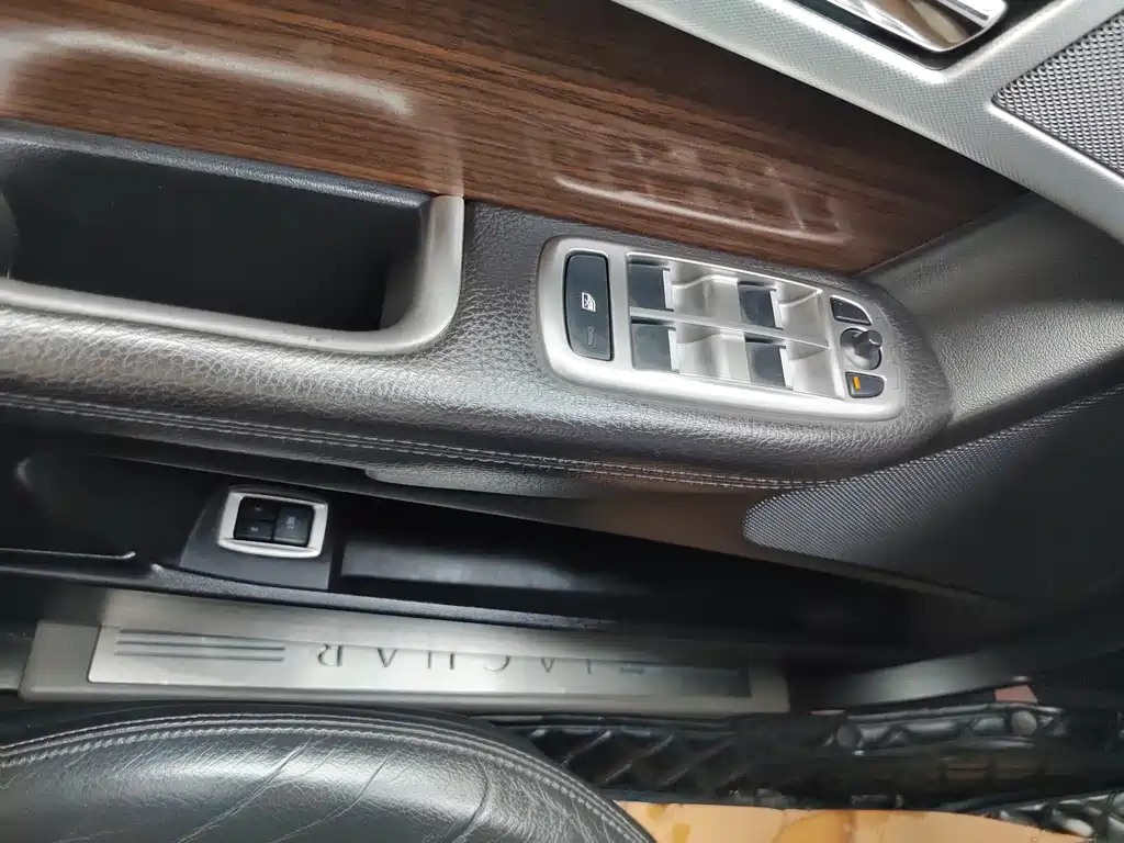 Jaguar XF 2015 — фото 15