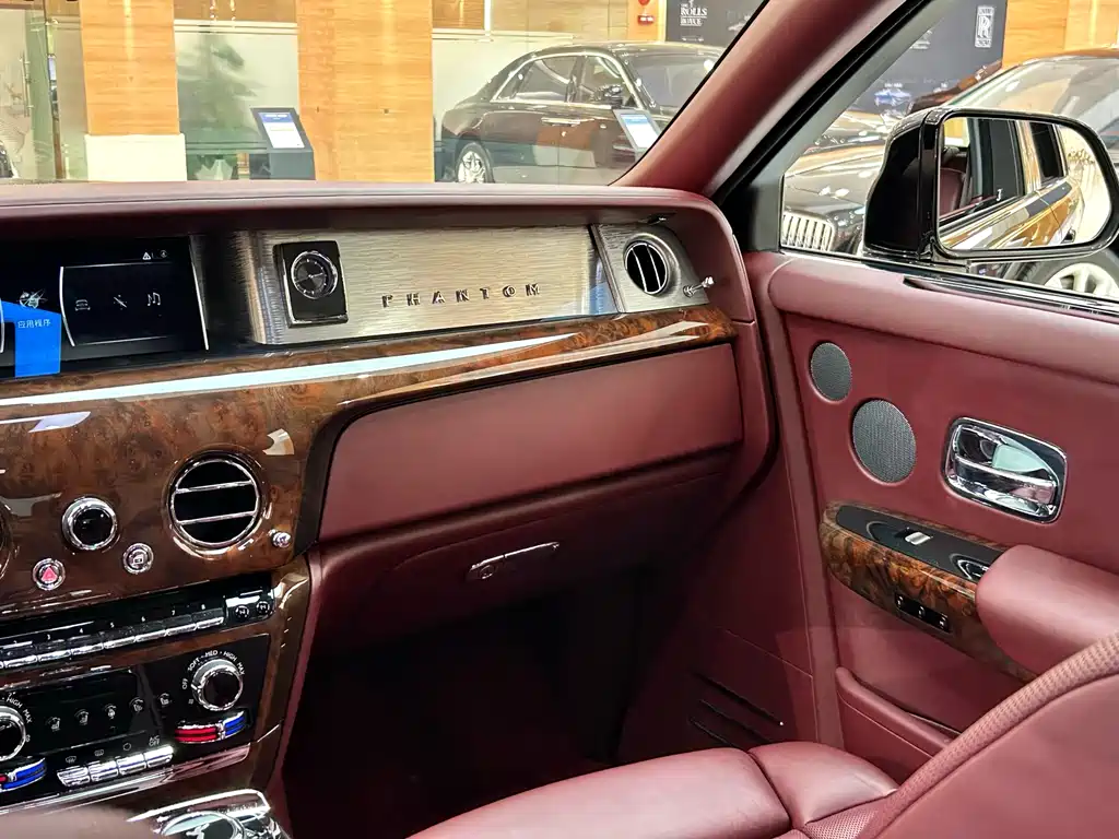 Rolls-Royce Phantom 2019 — фото 14