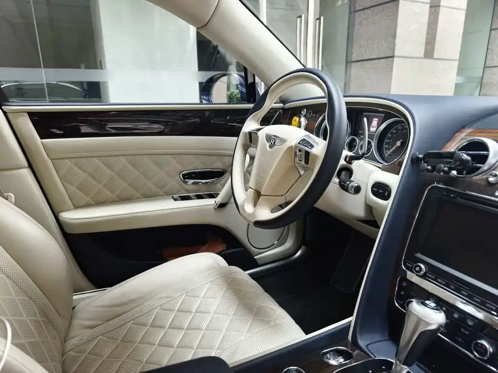 Bentley Flying Spur 2018 — фото 9