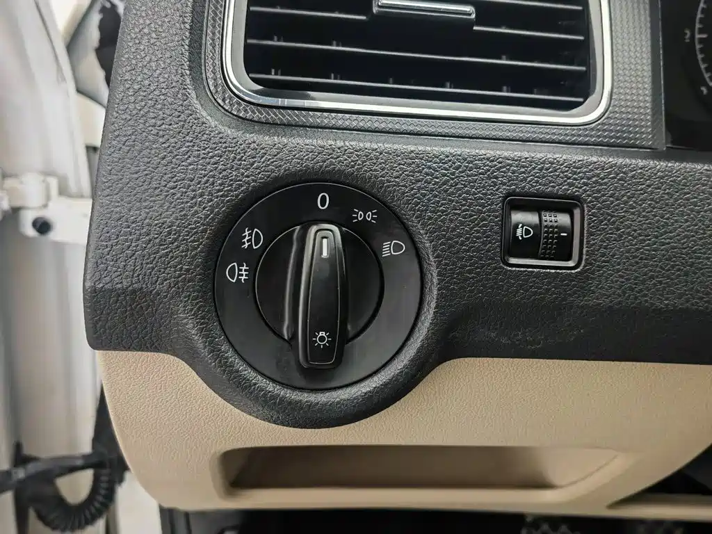 Skoda Rapid 2015 — фото 21