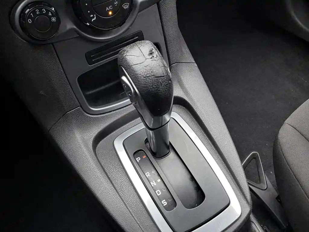 Ford Fiesta 2013 — фото 13