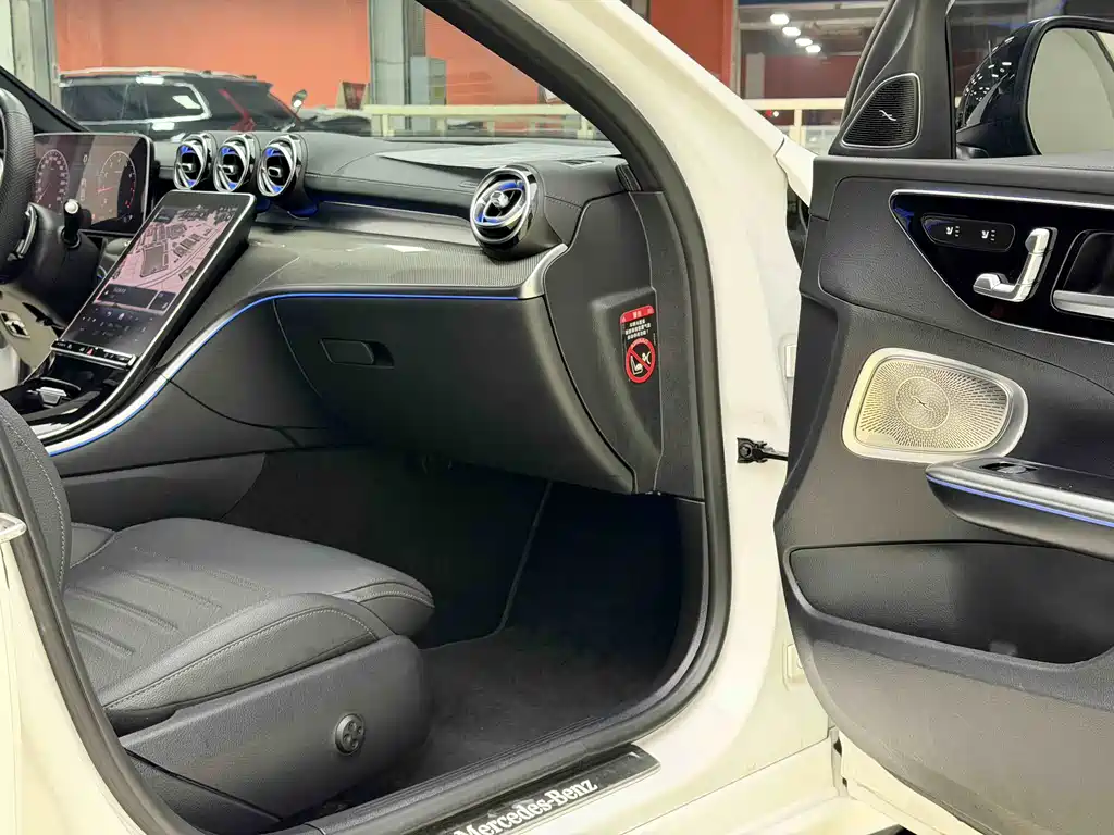 Mercedes-Benz C-Class 2024 — фото 4