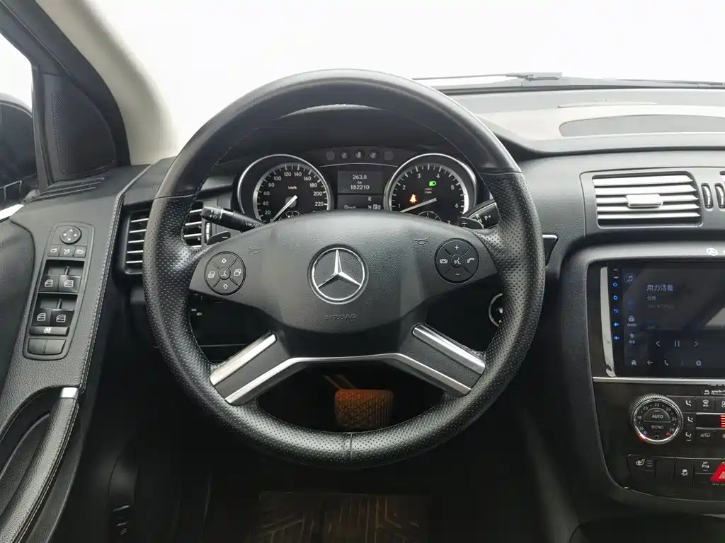 Mercedes-Benz R-Class 2018 — фото 11