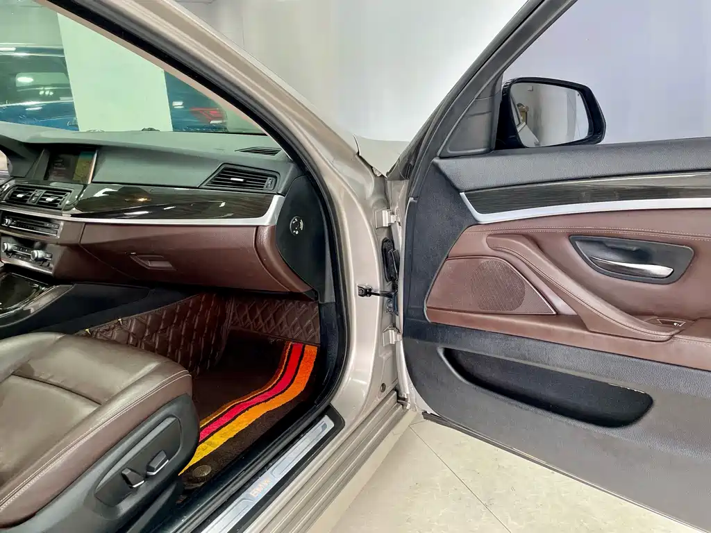 BMW 5 Series 2015 — фото 11