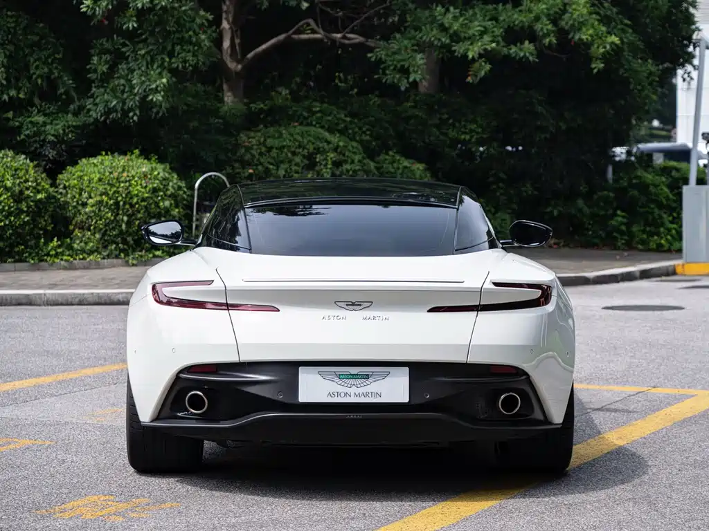 Aston Martin DB11 2019 — фото 7