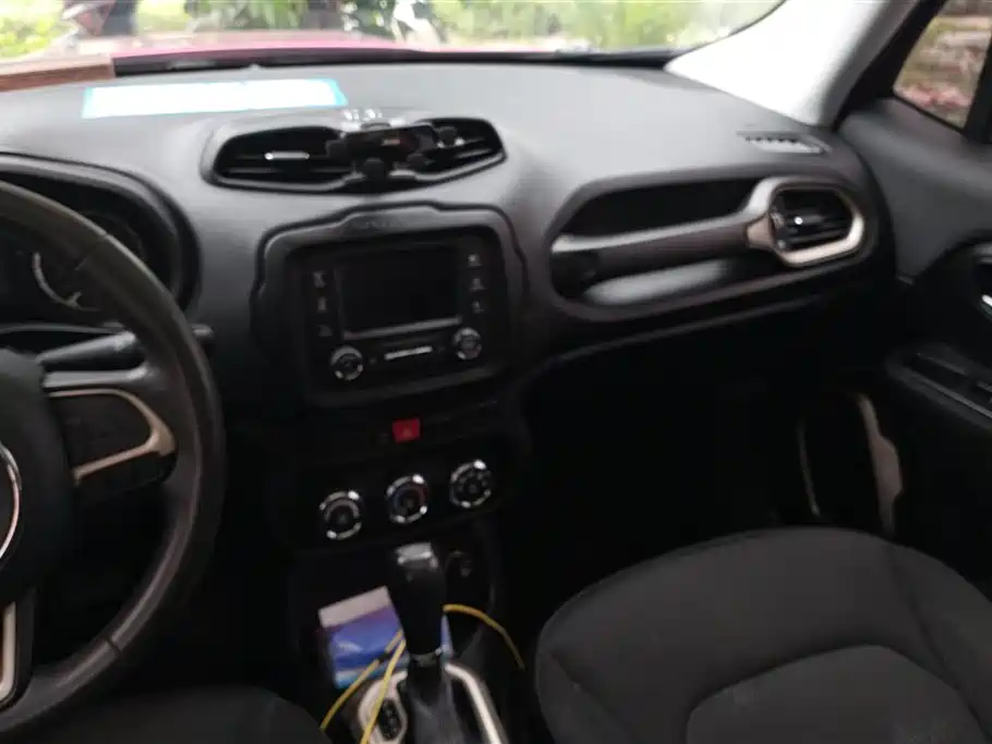 Jeep Renegade 2017 — фото 13