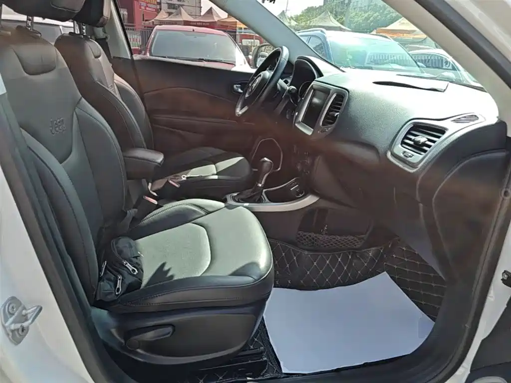 Jeep Compass 2018 — фото 25