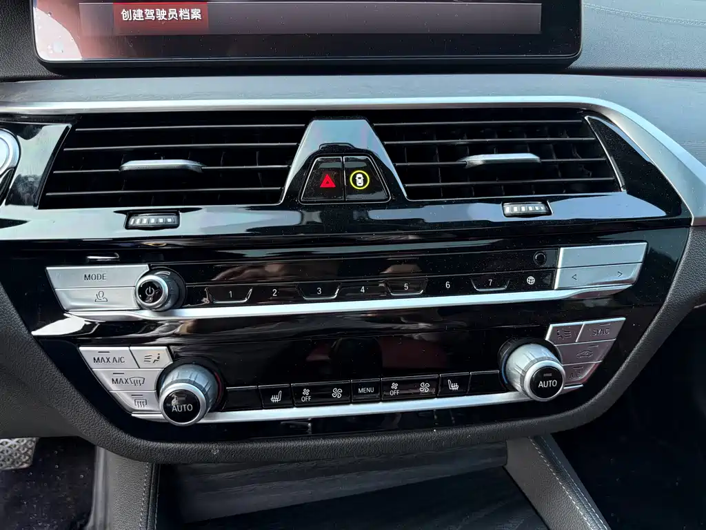 BMW 5 Series 2021 — фото 10
