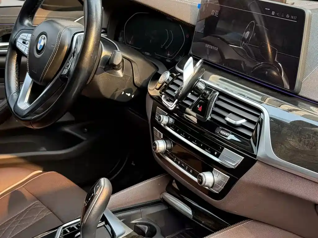 BMW 5 Series 2021 — фото 15