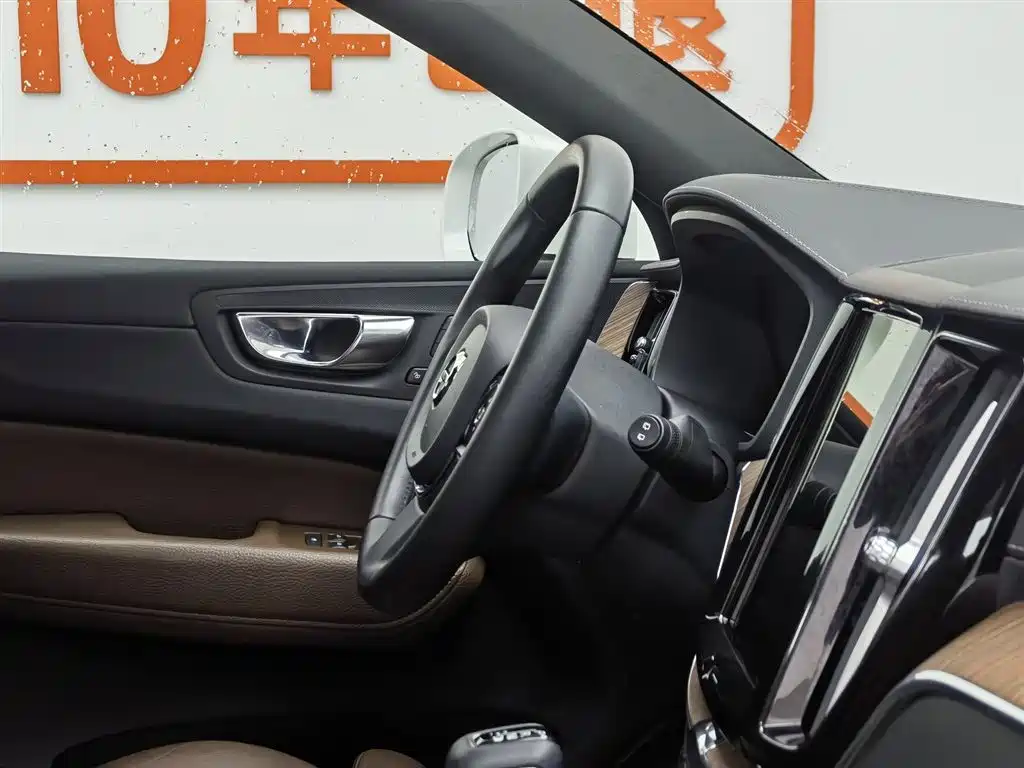 Volvo XC60 2021 — фото 22