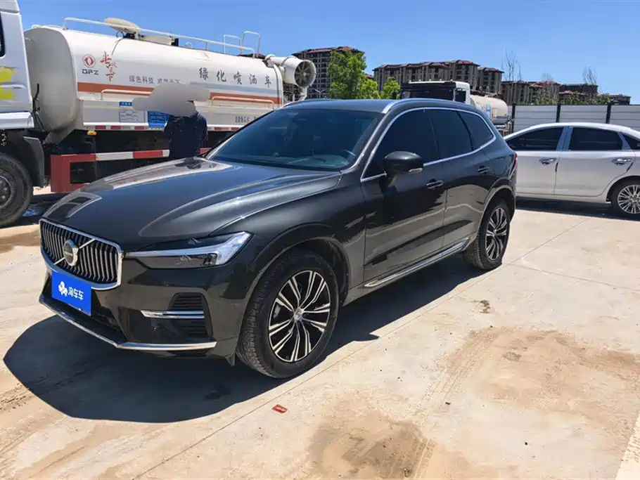Volvo XC60 2023 — фото 1