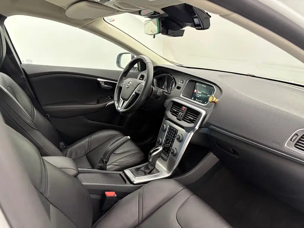 Volvo V40 2017 — фото 13