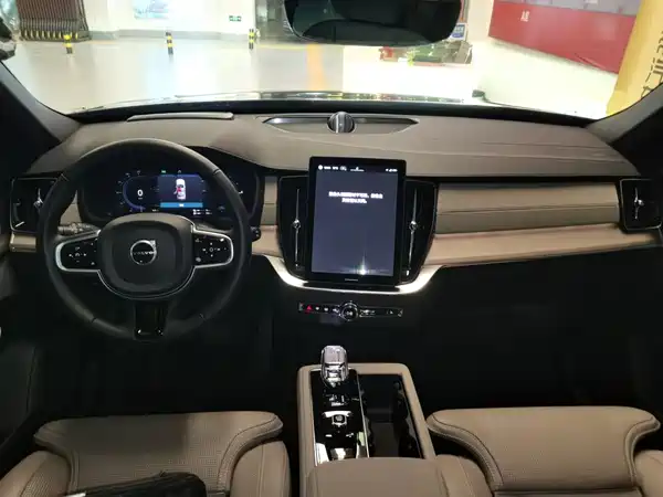 Volvo XC90 Plug-In Hybrid 2025