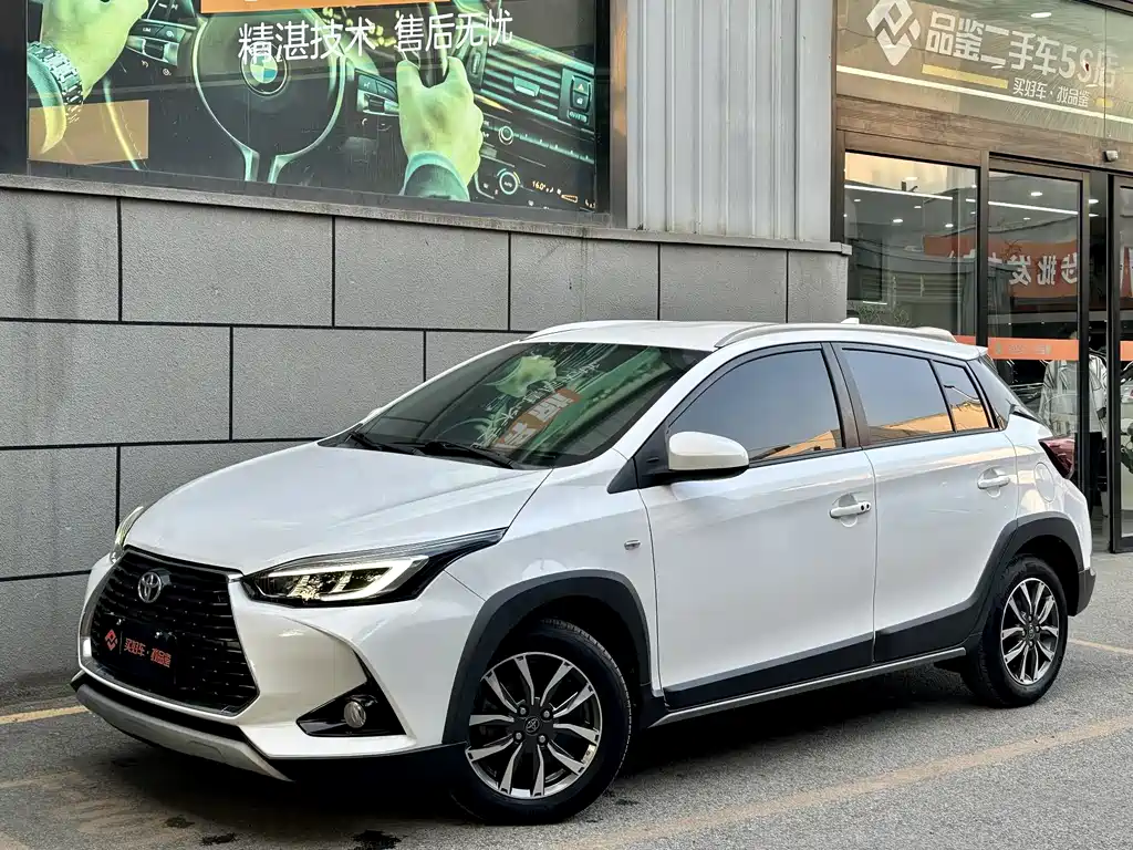 Toyota Yaris L 2022 — фото 1
