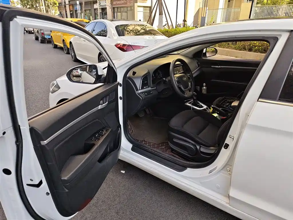 Hyundai Elantra 2017 — фото 14