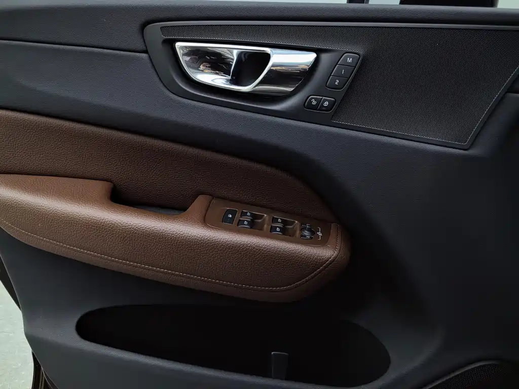 Volvo XC60 2018 — фото 27