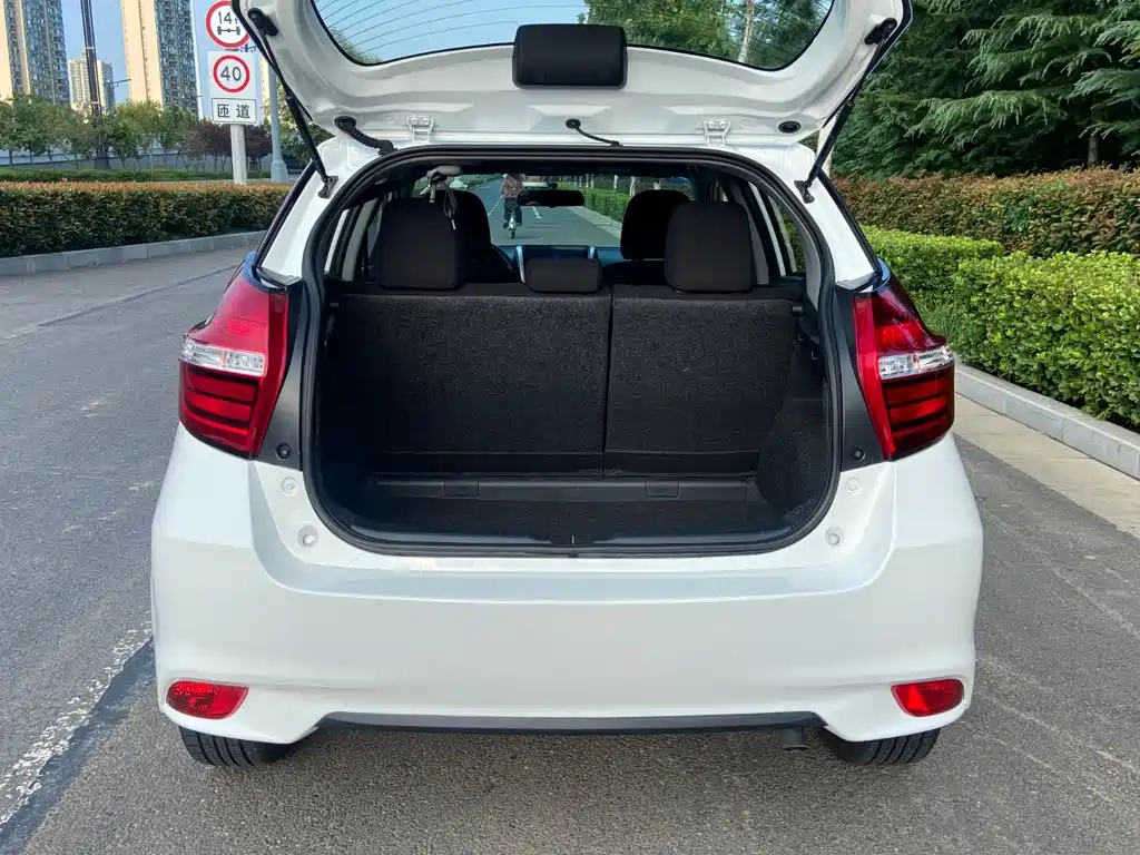 Toyota Yaris L 2019 — фото 18
