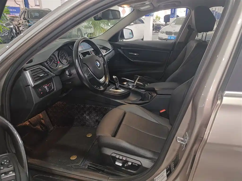 BMW 3 Series 2019 — фото 11