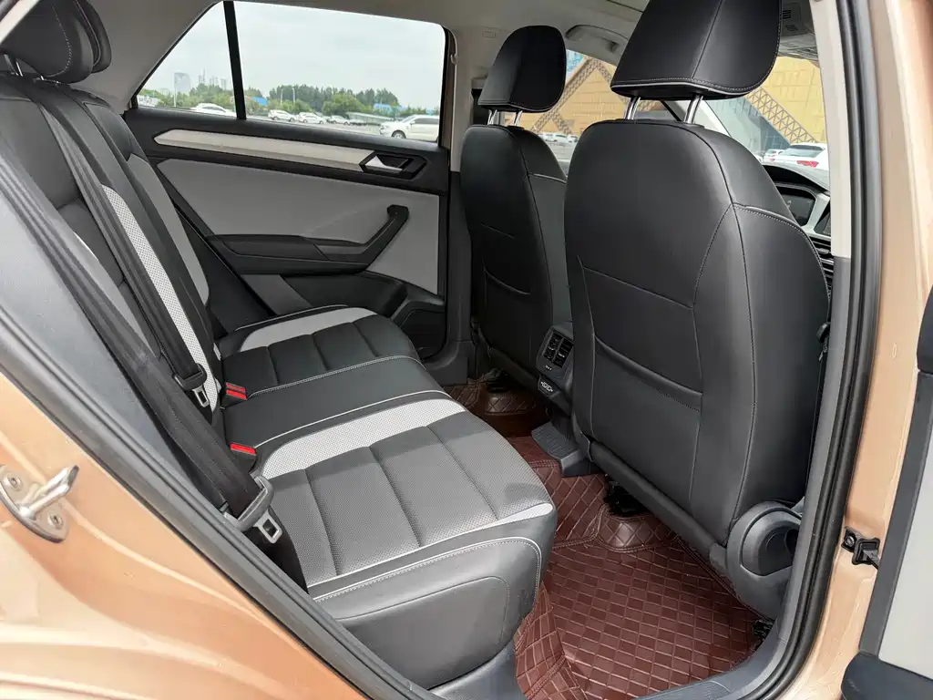 Volkswagen T-Roc 2023 — фото 16