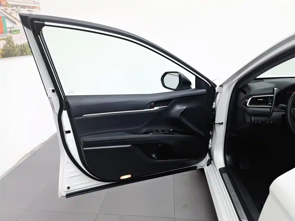 Toyota Camry 2021 — фото 8