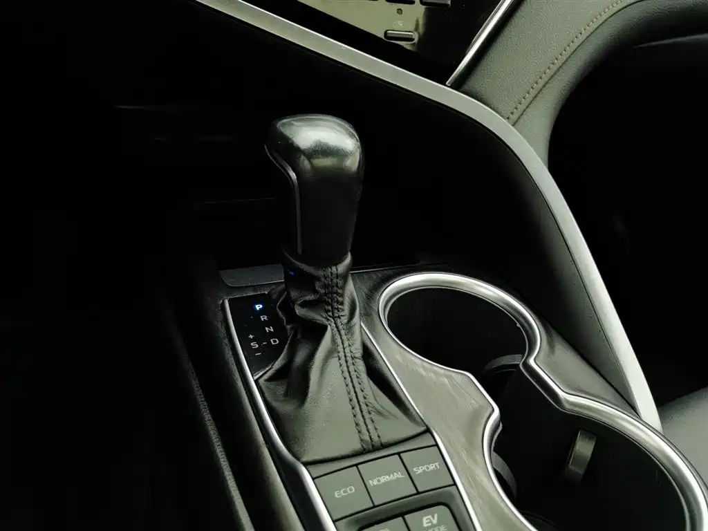 Toyota Camry 2021 — фото 13