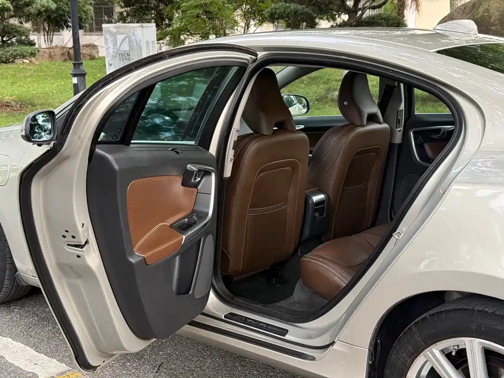 Volvo S60 Plug-In Hybrid 2016 — фото 25