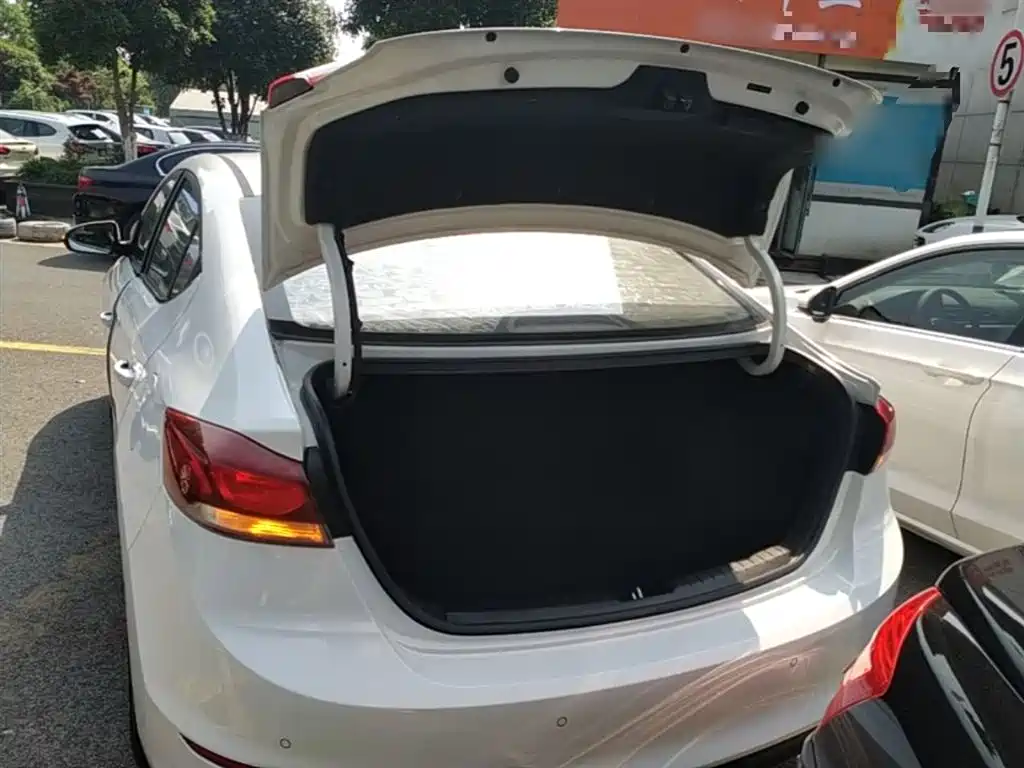 Hyundai Elantra 2017 — фото 19