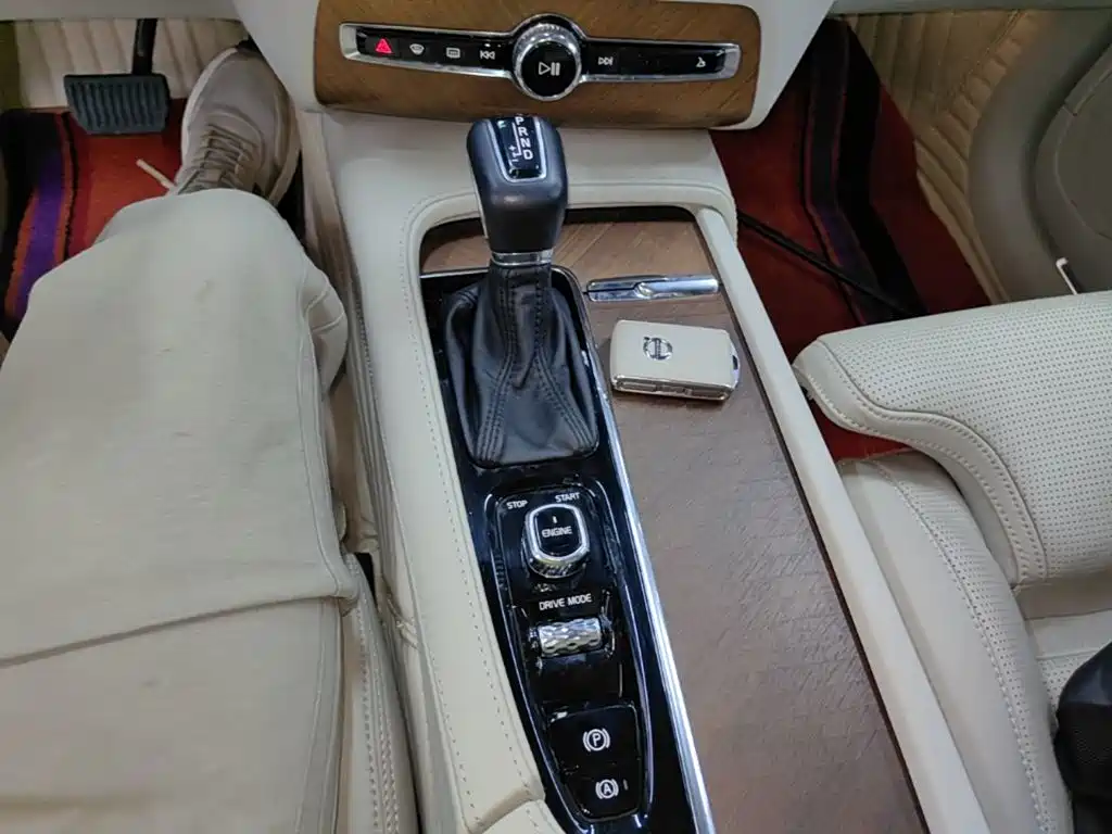 Volvo XC90 2017 — фото 14
