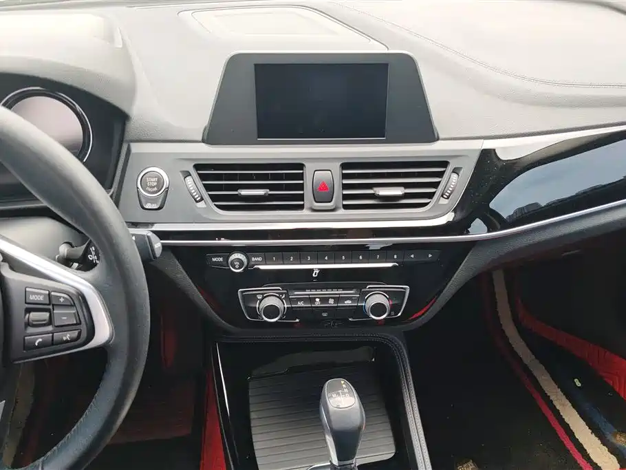 BMW 1 Series 2018 — фото 13