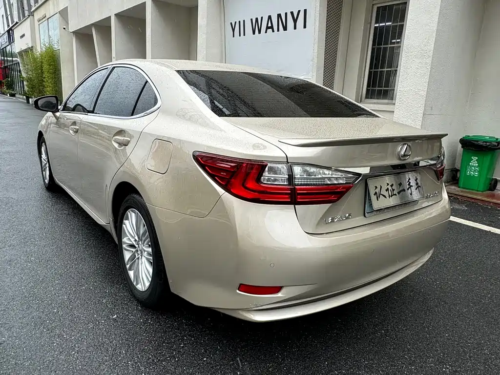 Lexus ES 2017 — фото 15