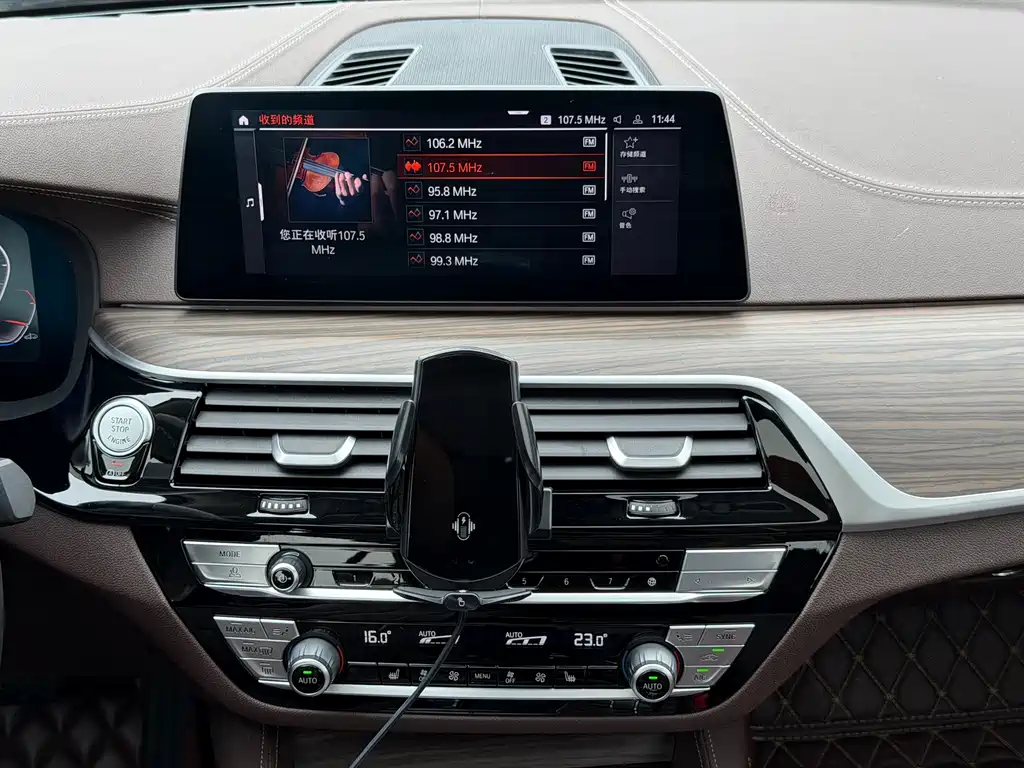 BMW 5 Series 2019 — фото 17