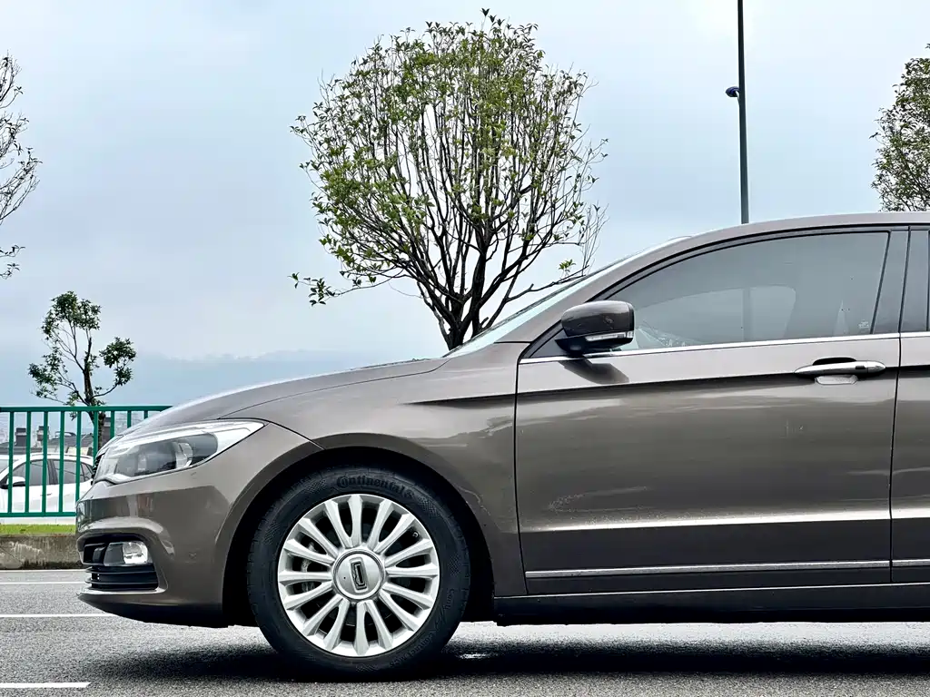 Qoros 3 2015 — фото 8