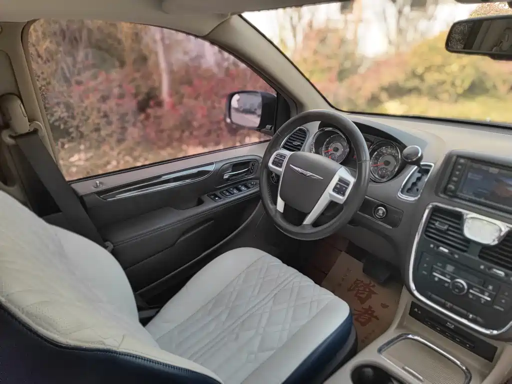 Chrysler Grand Voyager 2017 — фото 15