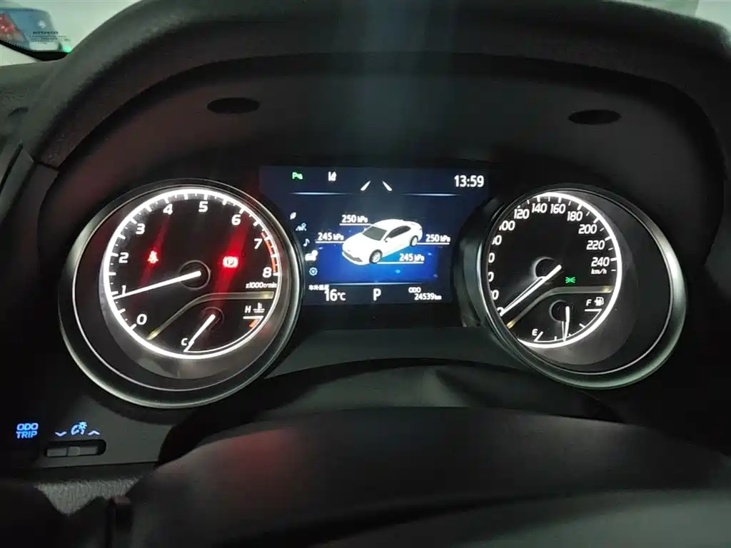 Toyota Camry 2023 — фото 12