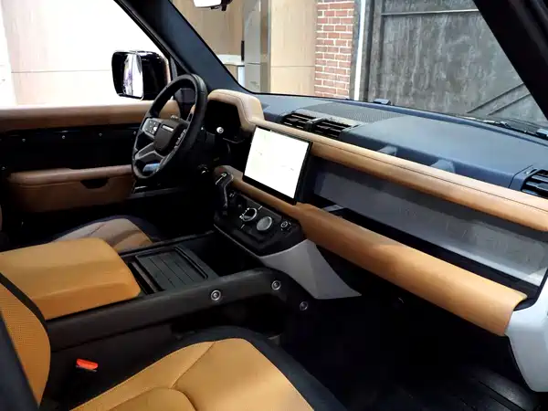Land Rover Defender 2024