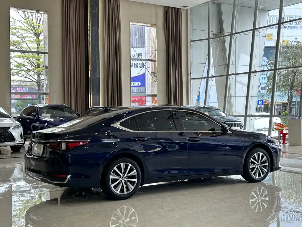 Lexus ES 2020 — фото 6