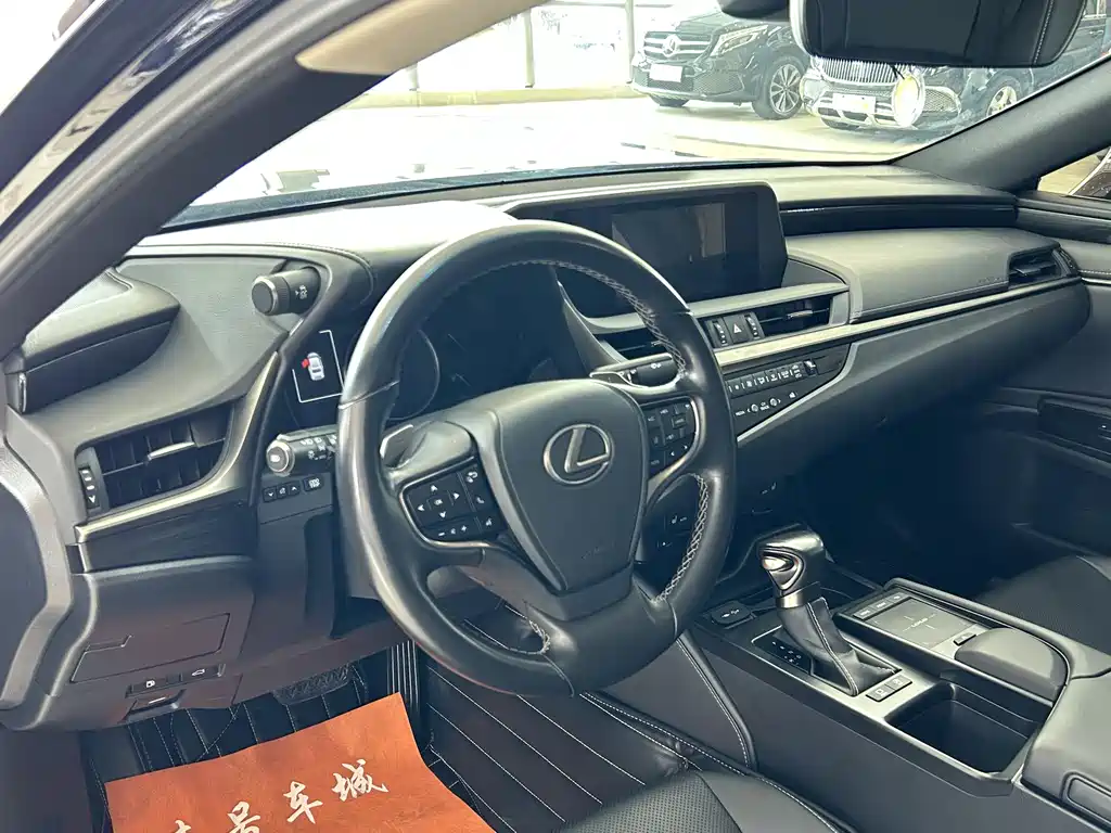 Lexus ES 2020 — фото 9