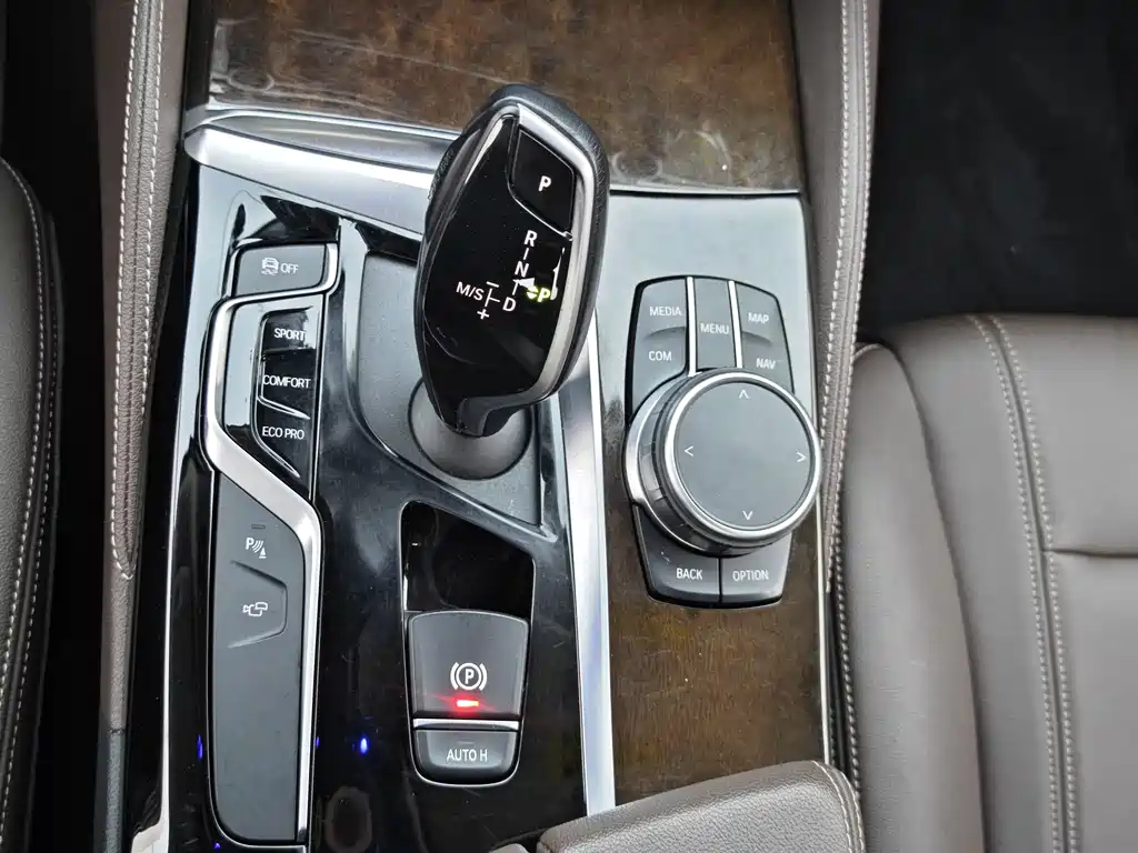 BMW 5 Series 2019 — фото 14
