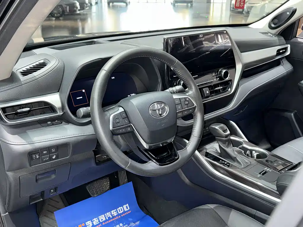 Toyota Highlander 2022 — фото 11