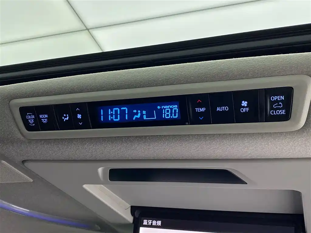 Toyota Vellfire 2023 — фото 24