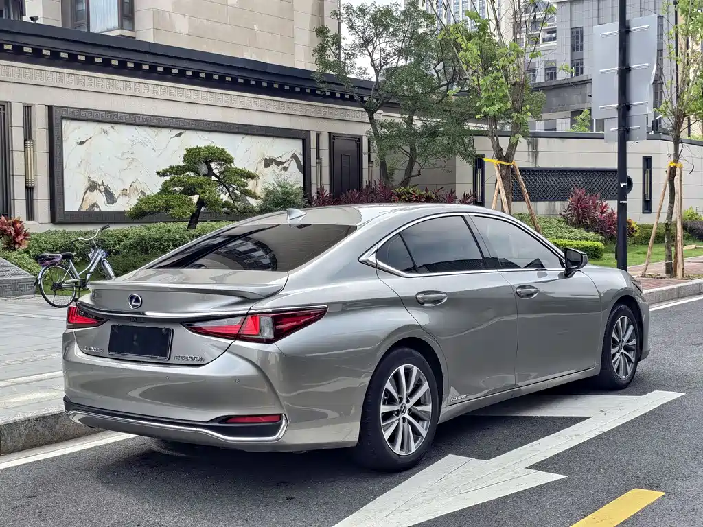 Lexus ES 2020 — фото 9