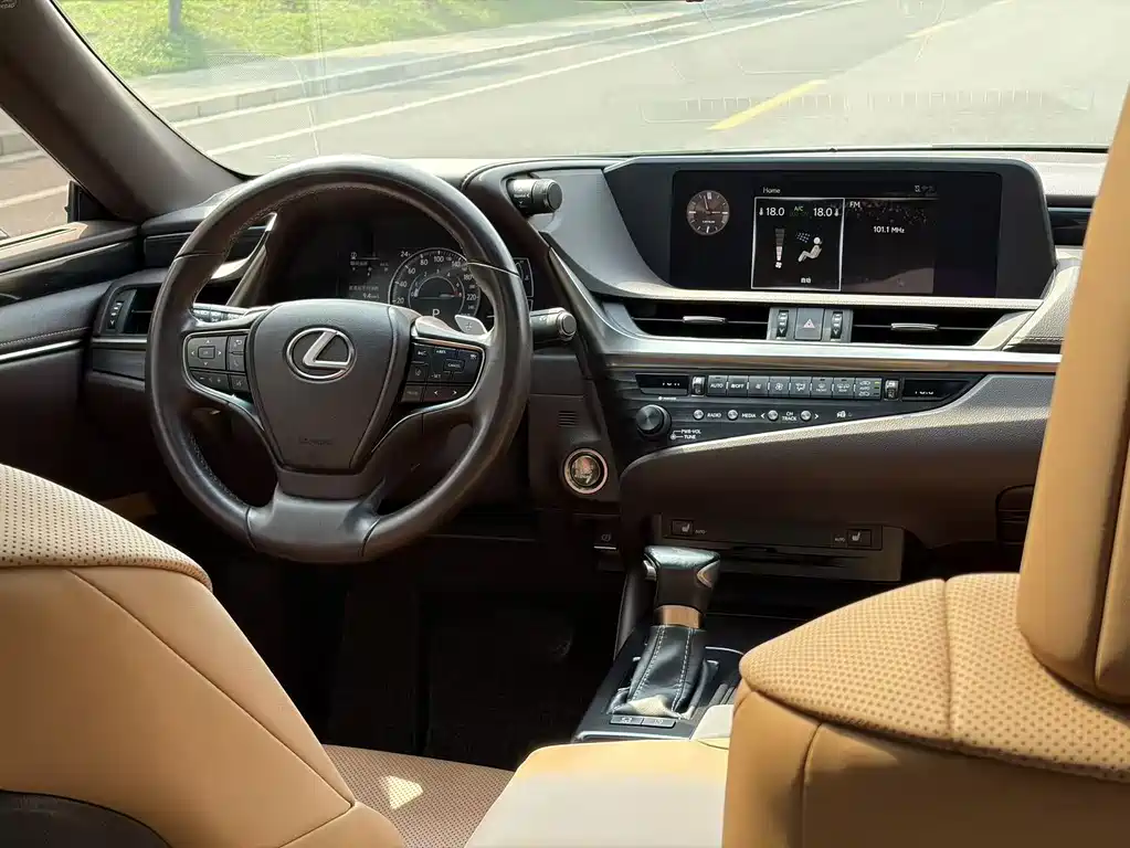 Lexus ES 2018 — фото 15
