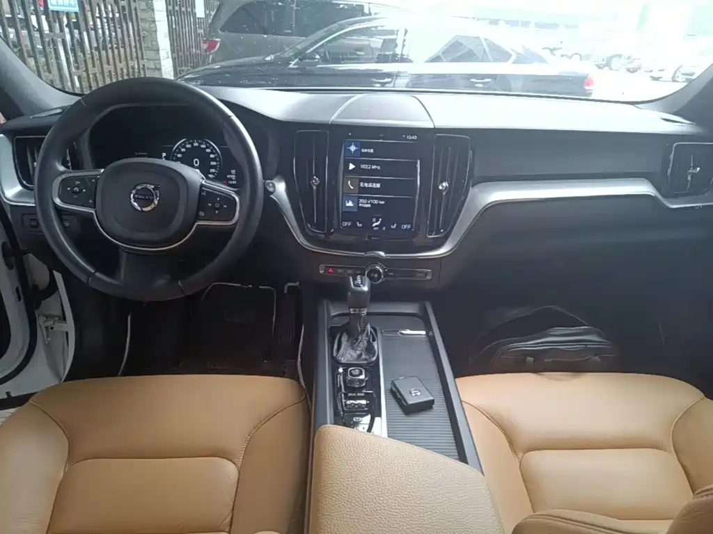 Volvo XC60 2018 — фото 10