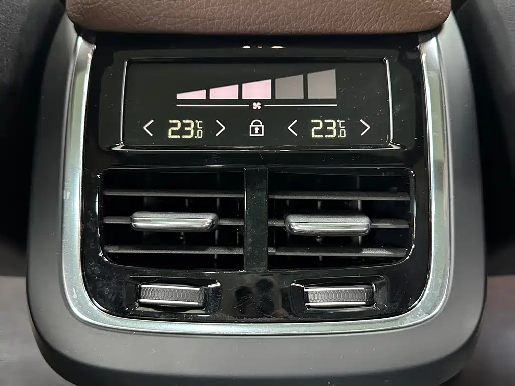 Volvo XC90 2022 — фото 25